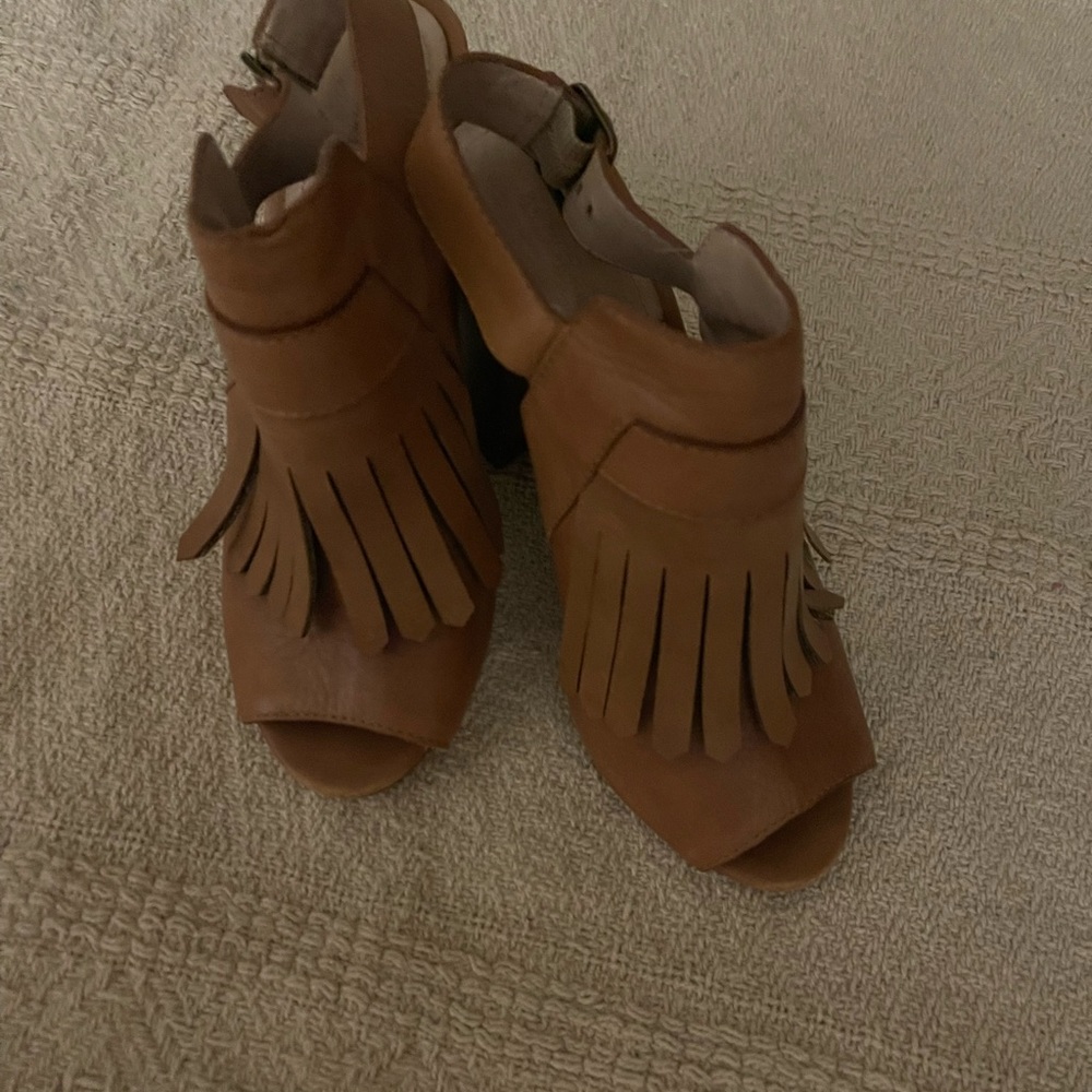 Open toed and back booties